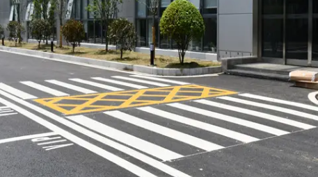 優(yōu)質(zhì)企業(yè)廠區(qū)道路劃線,高效安全的必備選擇! 優(yōu)質(zhì)企業(yè)廠區(qū)道路劃線,高效安全的必備選擇!