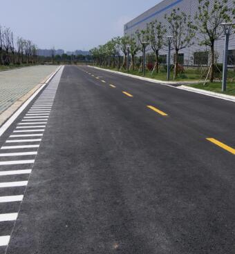 蘇州工廠地面劃線？專業(yè)團隊打造高效廠區(qū)交通體系